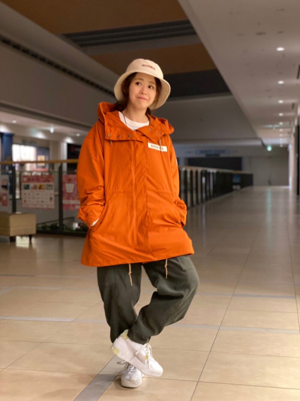 「ボーイッシュ、アウトドアスタイル、AVIREX、オレンジ、休日スタイル、メンズライク、お出かけコーデ、リラックススタイル、ootd、ゆるコーデ」｜「AVIREXの4ウェイショート シェルパーカー/ 4WAY SHORT SHELL PARKA（モッズコート、オレンジ系）」を使った、Yasさん（レディース・156cm）の秋コーディネートの1枚目の写真