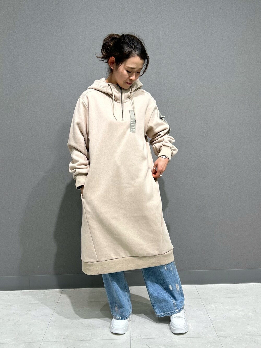 「ワンピース、AVIREX、カジュアルスタイル、ootd、パンツコーデ、ゆるコーデ、outfit、大人かわいい、冬のコーデ、AVIREXBelle」｜「AVIREXのHOODIE NYLON MILITARY ONEPIECE/フーディーナイロン ミリタリーワンピース（ワンピース、ベージュ系）」を使った、Yasさん（レディース・156cm）の冬コーディネートの1枚目の写真