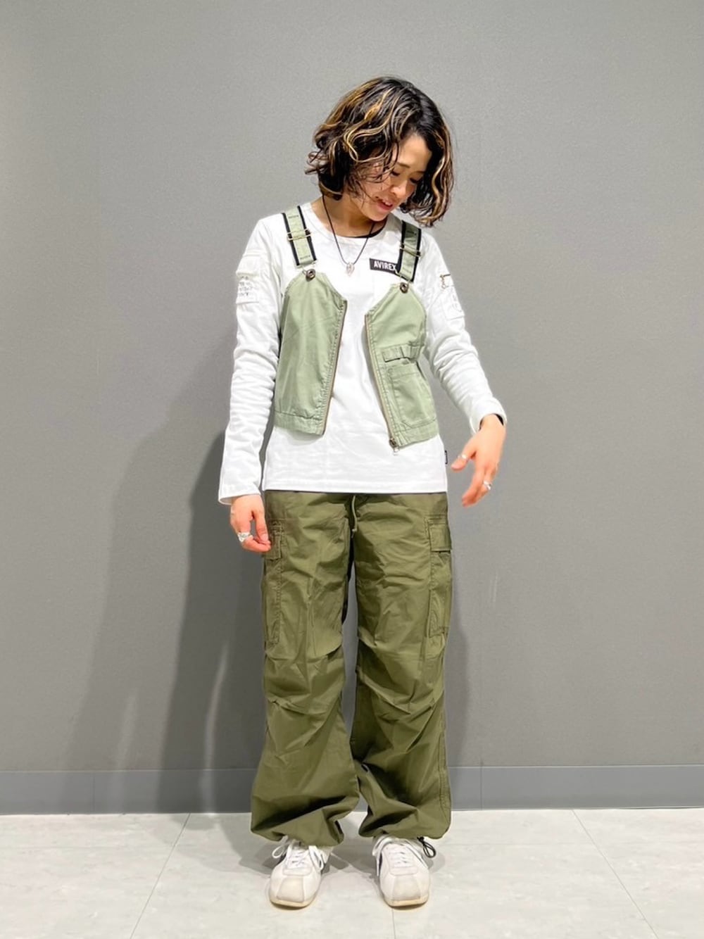 「AVIREX、ベスト、カーゴパンツ、オリーブ、ootd、カジュアルコーデ、outfit、AVIREXBelle、セージグリーン、スノーパンツ」｜「AVIREXのファティーグロングスリーブティーシャツ/ L/S FATIGUE T-SHIRT（Tシャツ/カットソー、ホワイト系）」を使った、Yasさん（レディース・156cm）の冬コーディネートの1枚目の写真