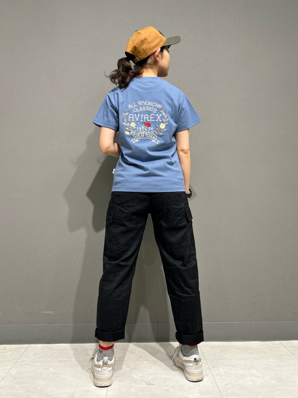 「AVIREX、大人コーデ、定番、春、ootd、シンプルスタイル、デニムコーデ、outfit、大人かわいい、AVIREXBelle」｜「AVIREXのHAND LIKE EMBROIDERY T-SHIRT/ハンドライク刺繍Tシャツ（Tシャツ/カットソー、ブルー系）」を使った、Yasさん（レディース・156cm）の春コーディネートの1枚目の写真