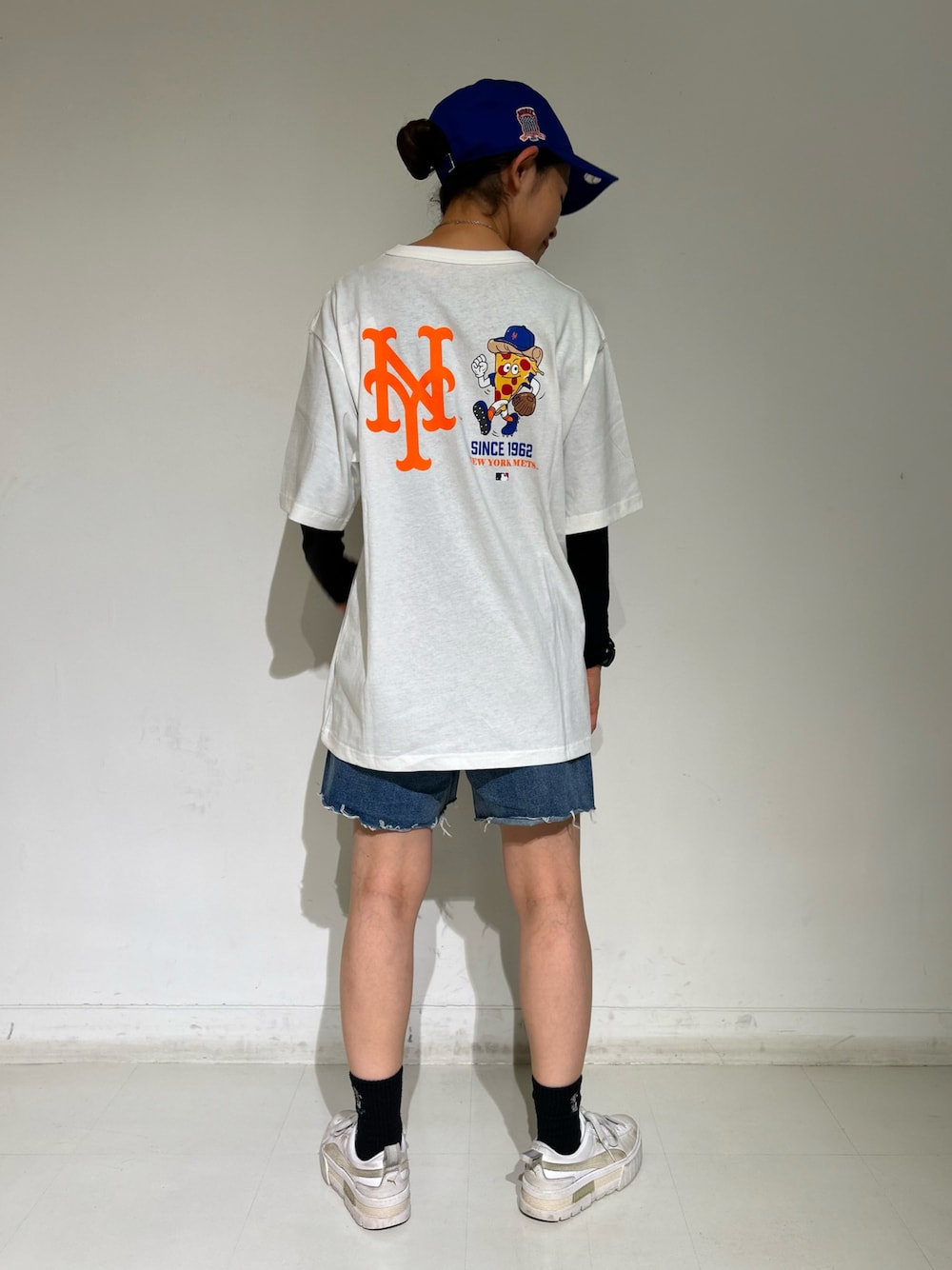 「デニム、AVIREX、NEWERA、NEW ERA、ootd、白Tシャツ、outfit、MLB、AVIREXBelle、MLBコラボ」｜「MLBのAVIREX × NEW YORK METS T-SHIRT（Tシャツ/カットソー、ホワイト系）」を使った、Yasさん（レディース・156cm）の夏コーディネートの1枚目の写真