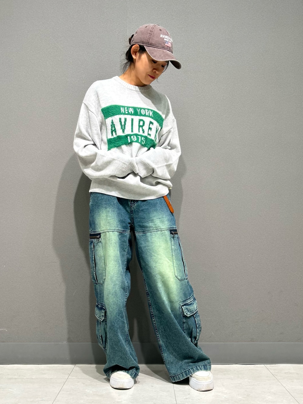 その他のニット/セーター、グリーン系のデニムパンツ、ブラウン系のキャップを着用したレディースの秋コーディネートの1枚目の写真