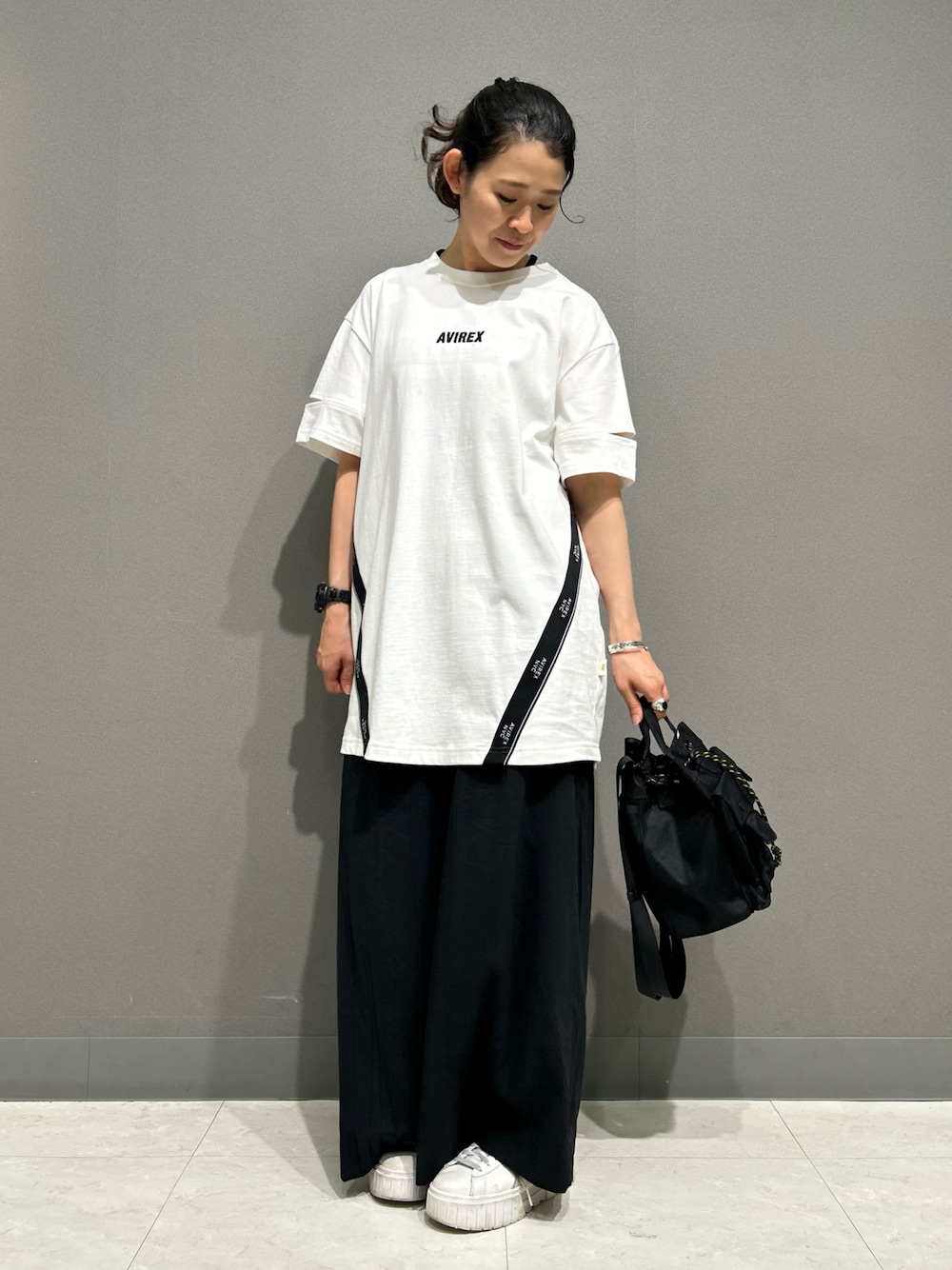 「ワンピース、AVIREX、ワイドパンツ、ootd、ワンピーススタイル、夏服、outfit、大人かわいい、大人カジュアルコーデ、AVIREXBelle」｜「AVIREXのCUFFS OPEN LOGO TAPE EMBROIDERED ONEPIECE/カフスオープンロゴテープ刺繍ワンピース（ワンピース、ホワイト系）」を使った、Yasさん（レディース・156cm）の春コーディネートの1枚目の写真