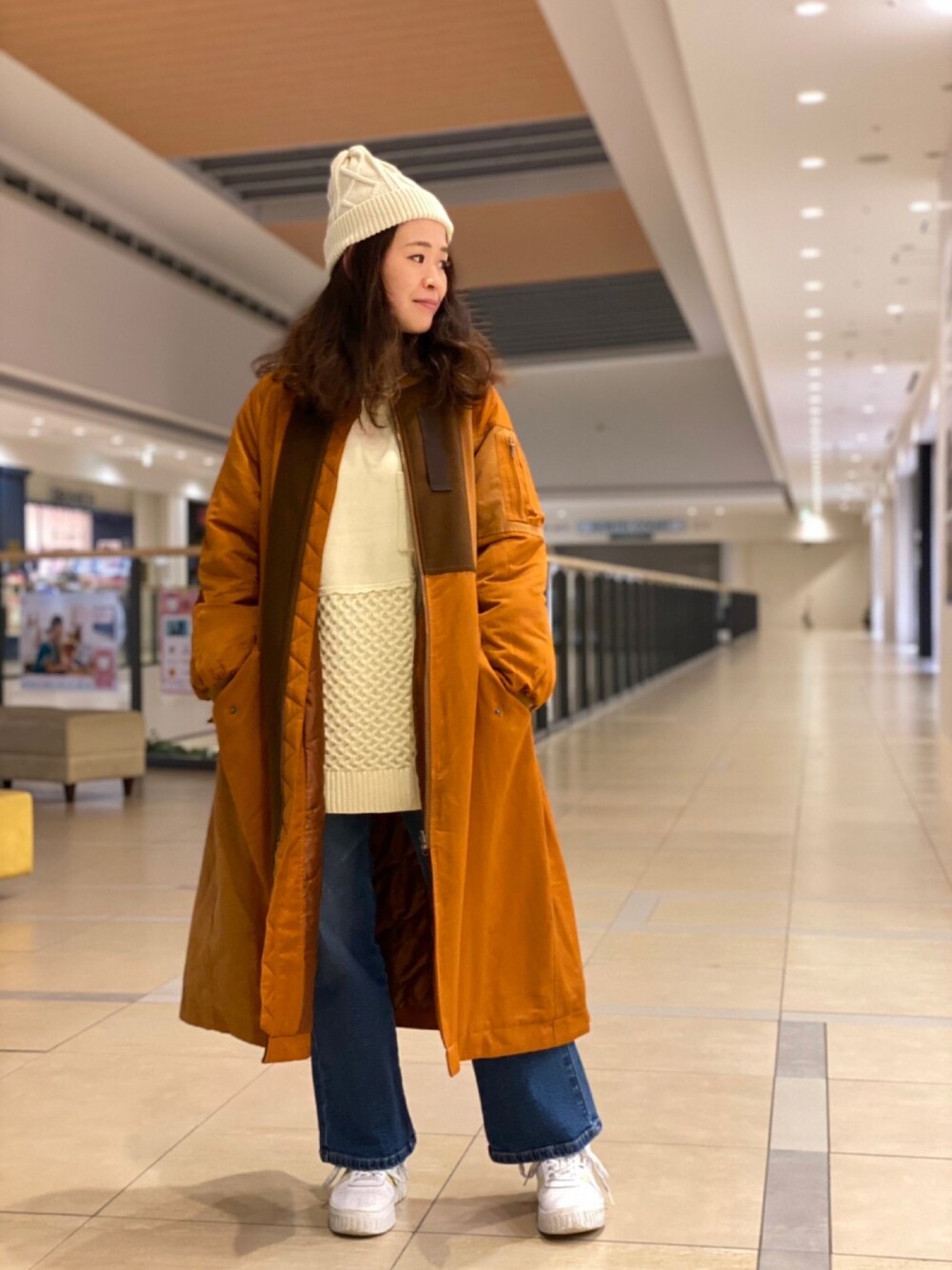 「シンプル、ニット帽、AVIREX、冬コーデ、オレンジ、パンツスタイル、ootd、outfit、AVIREXBelle、ニット/セーター」｜「AVIREXのL-CABLE KNIT CAP（ニットキャップ/ビーニー、ホワイト系）」を使った、Yasさん（レディース・156cm）の秋コーディネートの1枚目の写真