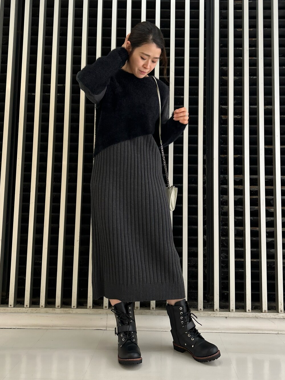 「ワンピース、AVIREX、カジュアルスタイル、ootd、outfit、大人かわいい、オトナカジュアル、冬のコーデ、AVIREXBelle、クリスマスに着たい服」｜「AVIREXの《直営店限定》FLAT×SHAGGY KNIT ONEPIECE/フラット×シャギーニットワンピース（ワンピース、ブラック系）」を使った、Yasさん（レディース・156cm）の冬コーディネートの1枚目の写真