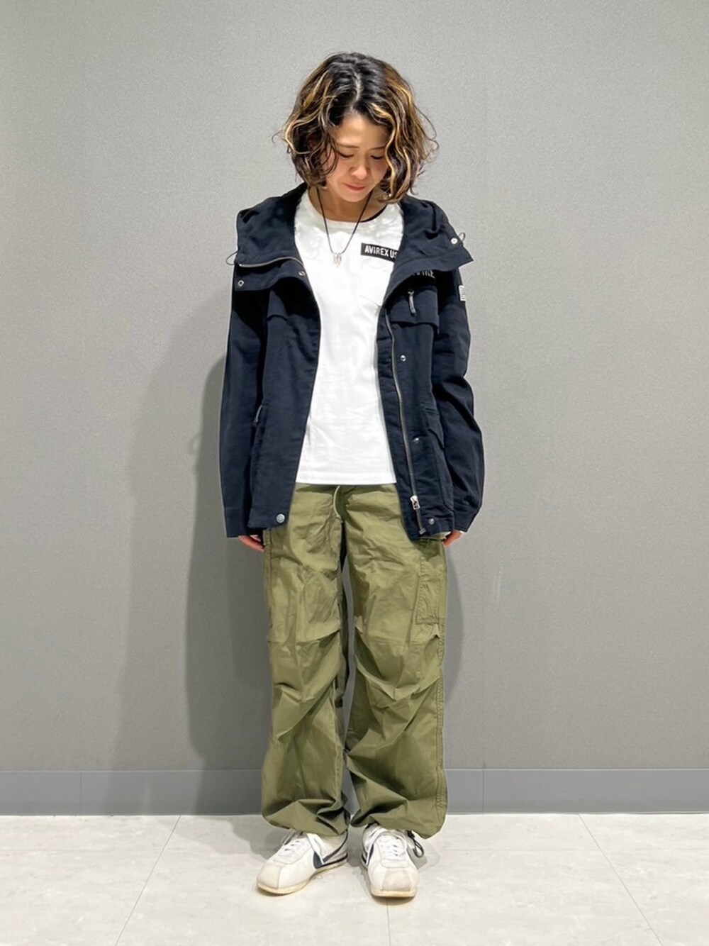 「ミリタリー、AVIREX、オリーブ、ootd、シンプルスタイル、カジュアルコーデ、outfit、オトナ女子、AVIREXBelle、スノーパンツ」｜「AVIREXのファティーグロングスリーブティーシャツ/ L/S FATIGUE T-SHIRT（Tシャツ/カットソー、ホワイト系）」を使った、Yasさん（レディース・156cm）の冬コーディネートの1枚目の写真