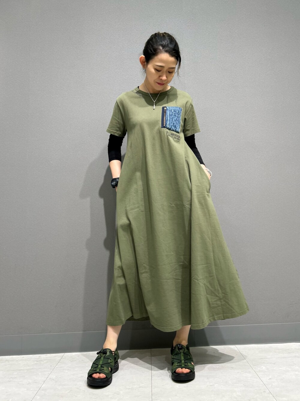 「ワンピース、グリーン、ワントーンコーデ、AVIREX、オリーブ、ootd、シンプルコーデ、楽チンコーデ、outfit、AVIREXBelle」｜「AVIREXのデニム ポケット フレア ワンピース/DENIM POCKET FLARE ONEPICE（ワンピース、グリーン系）」を使った、Yasさん（レディース・156cm）の春コーディネートの1枚目の写真