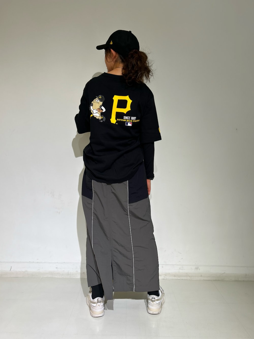 「ロゴT、AVIREX、NEWERA、NEW ERA、ootd、夏コーデ、outfit、MLB、AVIREXBelle、MLBコラボ」｜「MLBのAVIREX × PITTSBURGH PIRATES T-SHIRT（Tシャツ/カットソー、ブラック系）」を使った、Yasさん（レディース・156cm）の夏コーディネートの1枚目の写真