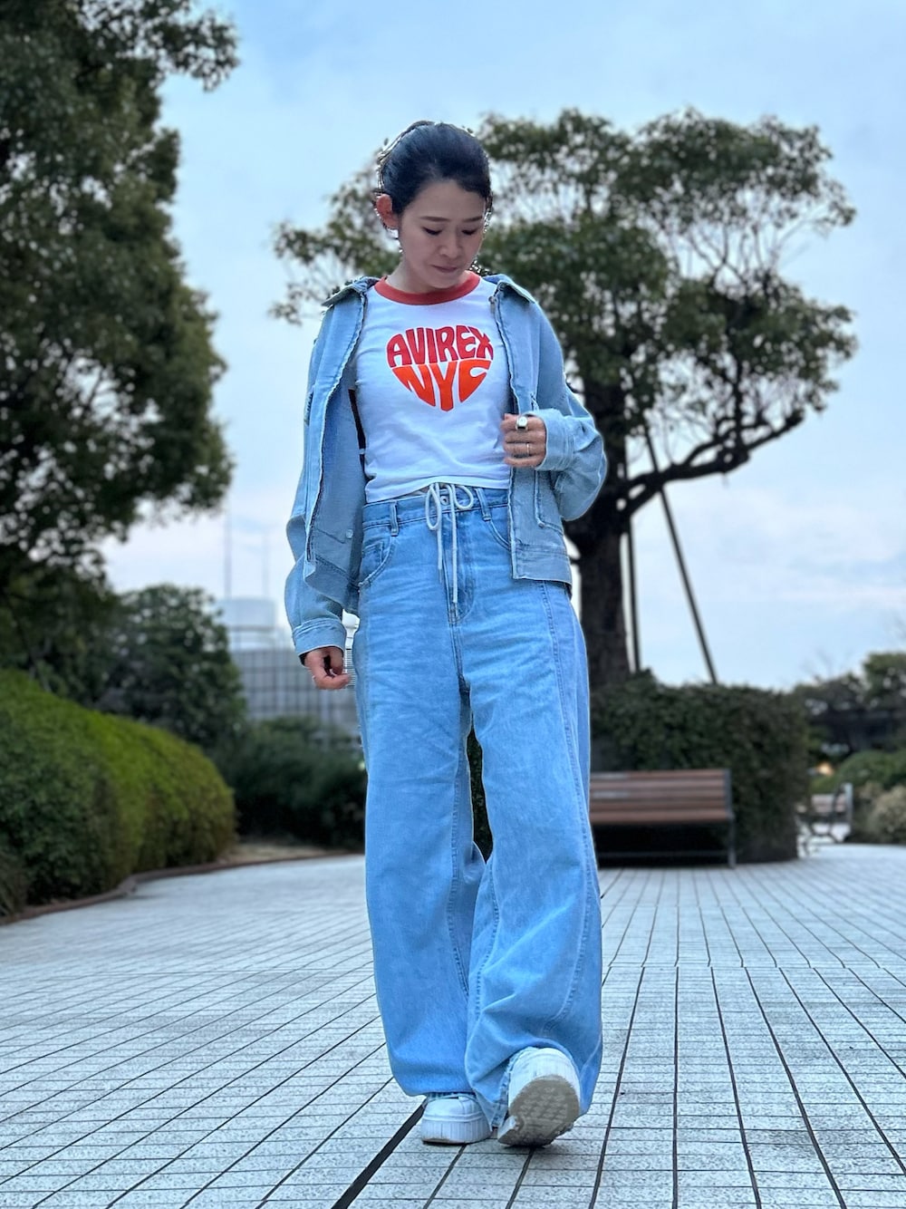 「デニムジャケット、AVIREX、デニムパンツ、大人コーデ、ootd、春コーデ、デニムコーデ、outfit、AVIREXBelle、春服コーデ」｜「UNIVERSAL OVERALLの《AVIREX×UNIVERSAL OVERALL》DENIM WORK JACKET/アヴィレックス×ユニバーサルオーバーオール デニムワークジャケット（デニムジャケット、ブルー系）」を使った、Yasさん（レディース・156cm）の春コーディネートの1枚目の写真