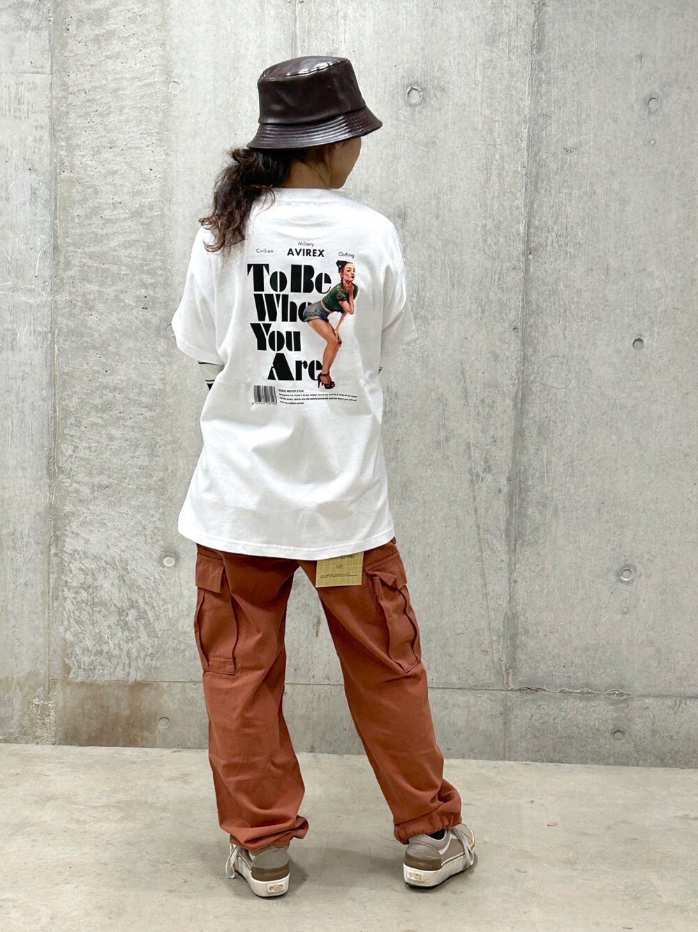 ホワイト系のTシャツ/カットソー、グリーン系のTシャツ/カットソー、レッド系のカーゴパンツを着用したレディースの春コーディネートの1枚目の写真