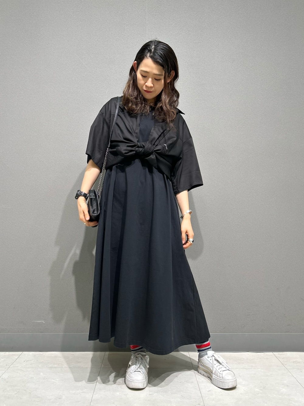 「ワンピース、ワントーンコーデ、ブラックコーデ、AVIREX、大人女子、ootd、シャツスタイル、outfit、シャツ/ブラウス、AVIREXBelle」｜「AVIREXの《直営店限定》BACK RIBON TENCEL SHIRTS/バックリボン テンセルシャツ（シャツ/ブラウス、ブラック系）」を使った、Yasさん（レディース・156cm）の春コーディネートの1枚目の写真