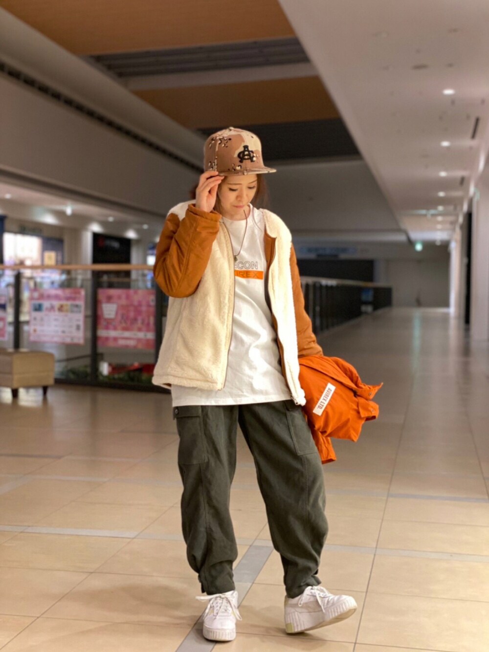「ボーイッシュ、アウトドアスタイル、AVIREX、オレンジ、メンズライク、お出かけコーデ、リラックススタイル、ootd、白Tシャツ、ゆるコーデ」｜「AVIREXの4ウェイショート シェルパーカー/ 4WAY SHORT SHELL PARKA（モッズコート、オレンジ系）」を使った、Yasさん（レディース・156cm）の秋コーディネートの1枚目の写真
