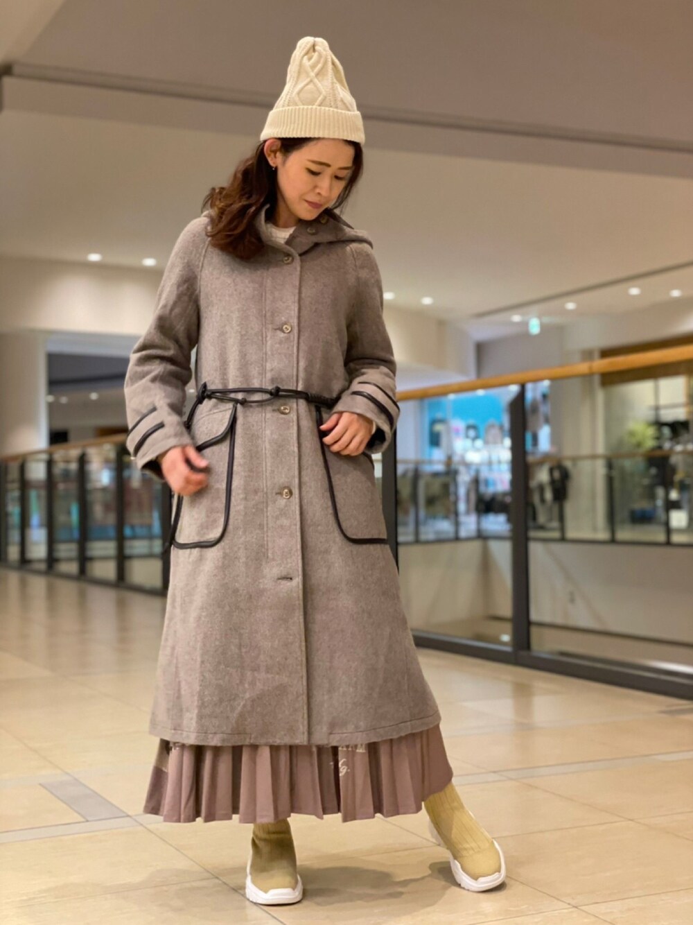 「秋のコーデ、AVIREX、ウールコート、大人カジュアル、大人コーデ、ootd、ゆったりコーデ、outfit、モッサコート、AVIREXBelle」｜「AVIREXのL-CABLE KNIT CAP（ニットキャップ/ビーニー、ホワイト系）」を使った、Yasさん（レディース・156cm）の秋コーディネートの1枚目の写真