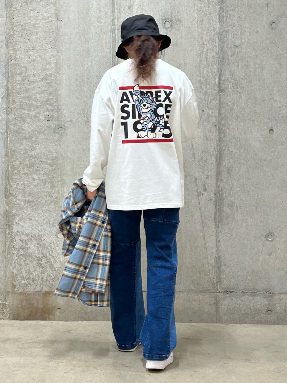 「AVIREX、休日コーデ、ootd、シンプルスタイル、カジュアルコーデ、デニムコーデ、outfit、オトナ女子、AVIREXBelle、秋服準備はじめました」｜「AVIREXの【×NEW ERA/ニューエラ】2023SS バケットハット / BUCKET HAT / アヴィレックス / AVIREX（ハット、ブラック系）」を使った、Yasさん（レディース・156cm）の秋コーディネートの1枚目の写真
