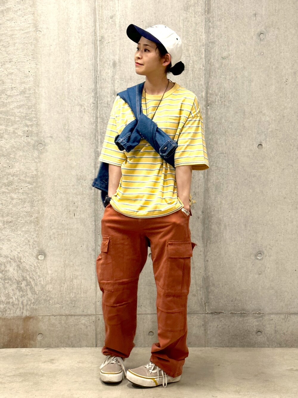 イエロー系のTシャツ/カットソー、その他のその他アウター、レッド系のカーゴパンツを着用したレディースの春コーディネートの1枚目の写真