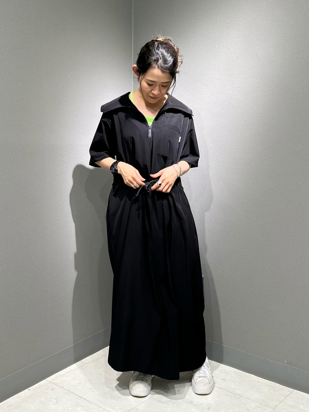 「ワンピース、AVIREX、大人コーデ、カジュアルスタイル、ootd、夏コーデ、ワンピーススタイル、夏服、outfit、AVIREXBelle」｜「AVIREXの《直営店限定》HALF ZIP ACTIVE ONE PIECE/ハーフジップ アクティブワンピース（ワンピース、ブラック系）」を使った、Yasさん（レディース・156cm）の夏コーディネートの1枚目の写真
