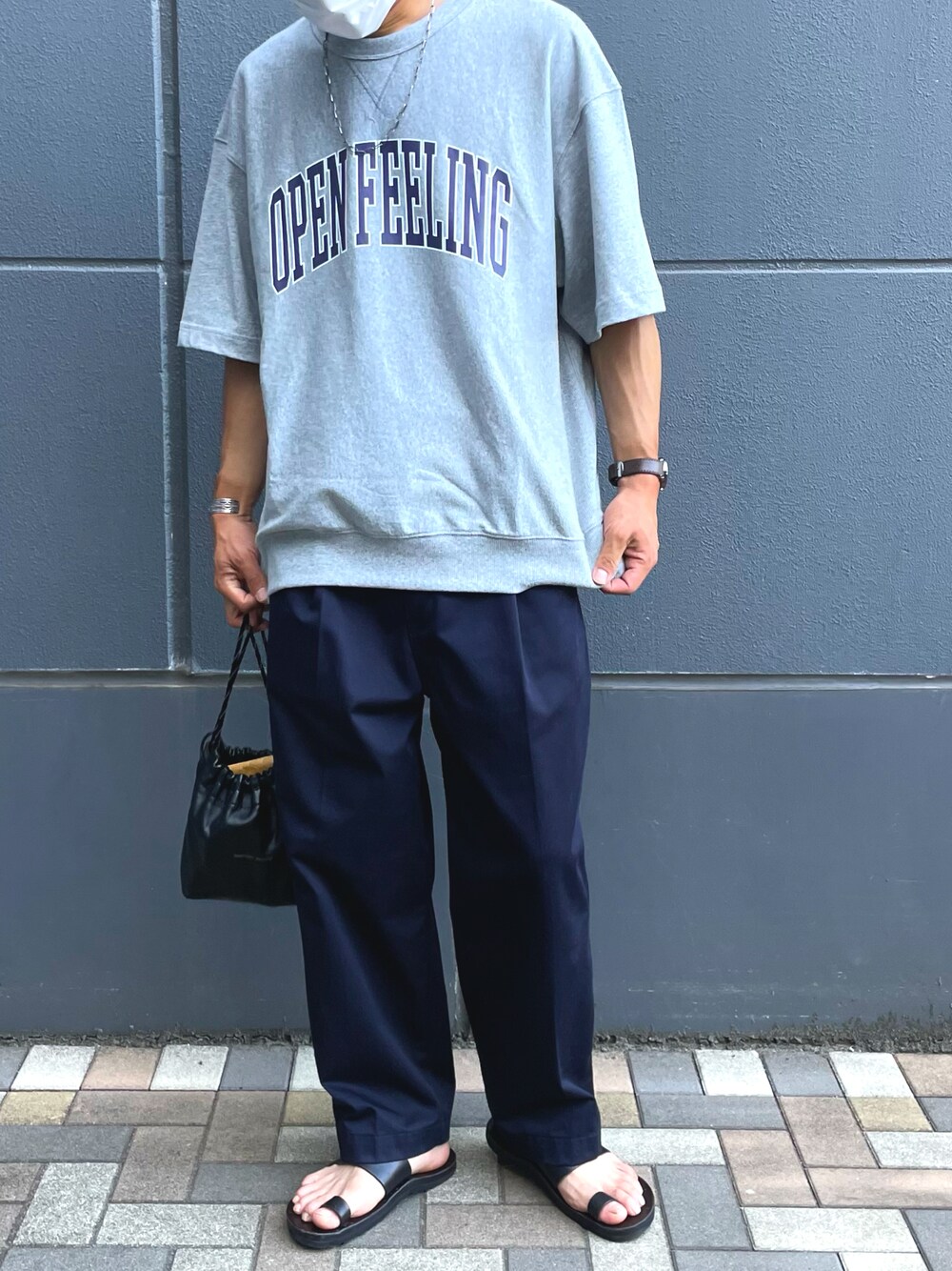 「GU、GUコーデ、夏、休日スタイル、シンプル、ゆるコーデ、いいね、save、フォローお願いします🤑、スウェットTシャツ、ユッタニューマン、レザーサンダル、チノパン、おしゃれさんと繋がりたい、シンプルコーデ」｜「BROTHERBRIDGEのアイテム（ショルダーバッグ、ブラック系）」を使った、KAZUKI YAMADAさん（メンズ・178cm）の夏コーディネートの1枚目の写真