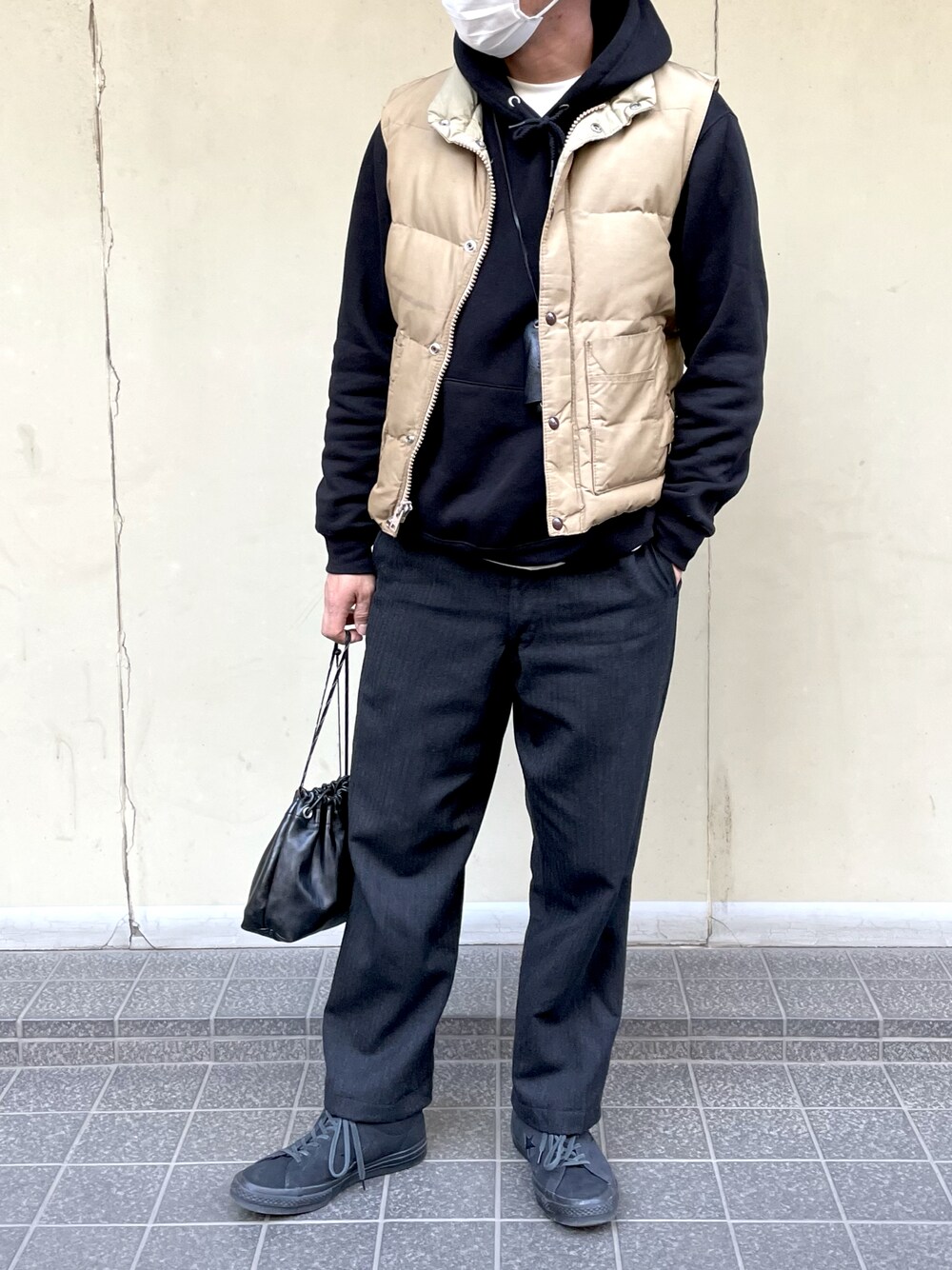 「カジュアルコーデ、大人カジュアル、おしゃれさんと繋がりたい、大人コーデ、スニーカー、ワイドパンツ、ダウンベスト、コンバース、巾着バッグ、ブラックコーデ、お洒落さんとつながりたい、いいね、save、フォローお願いします🤑、シンプル、シンプルコーデ」｜「GUのアイテム（パーカー、ブラック系）」を使った、KAZUKI YAMADAさん（メンズ・178cm）の冬コーディネートの1枚目の写真