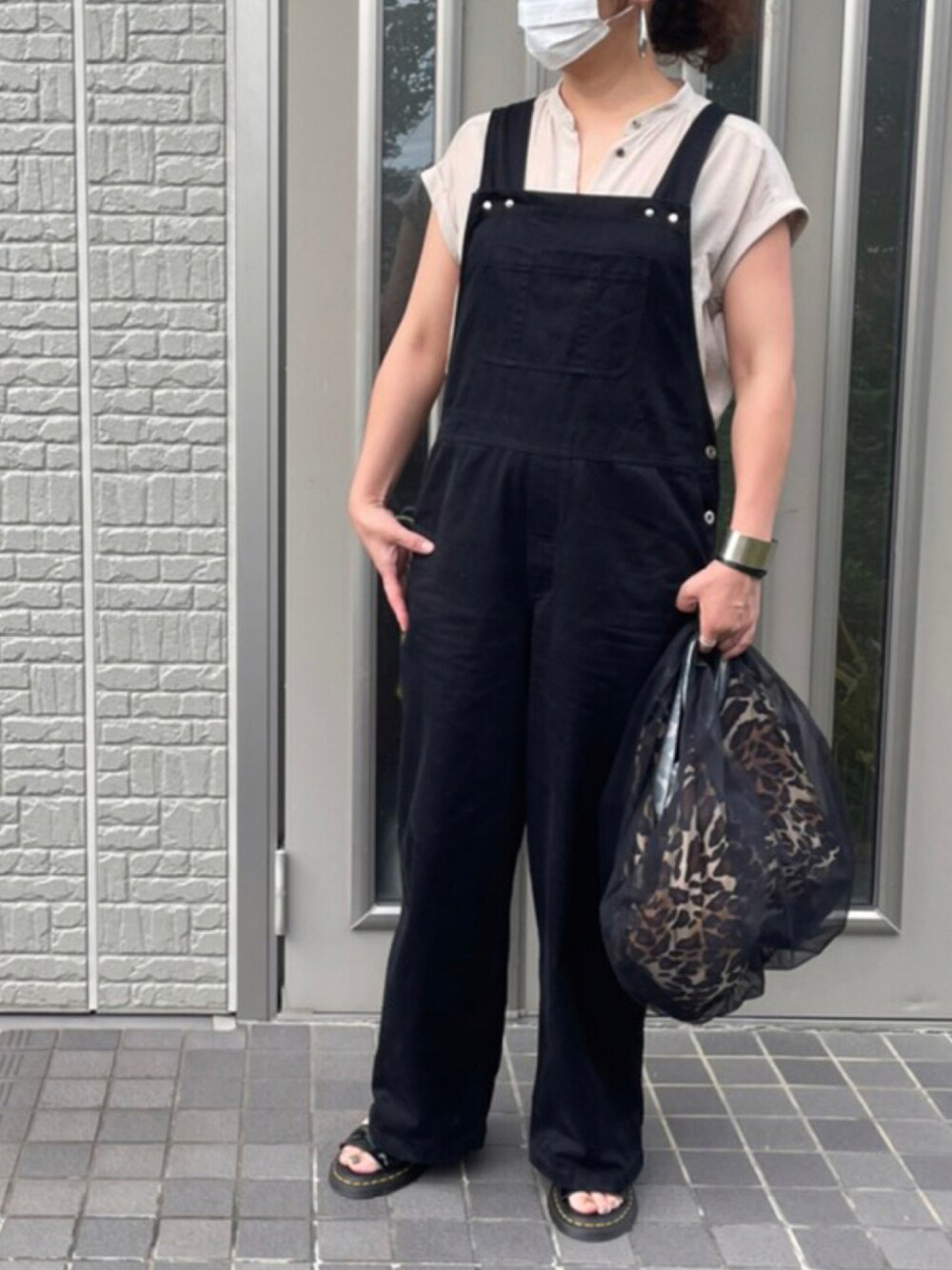 ブラック系のサンダル、ブラック系のトートバッグ、ブラック系のサロペット/オーバーオールを着用したレディースの夏コーディネートの1枚目の写真