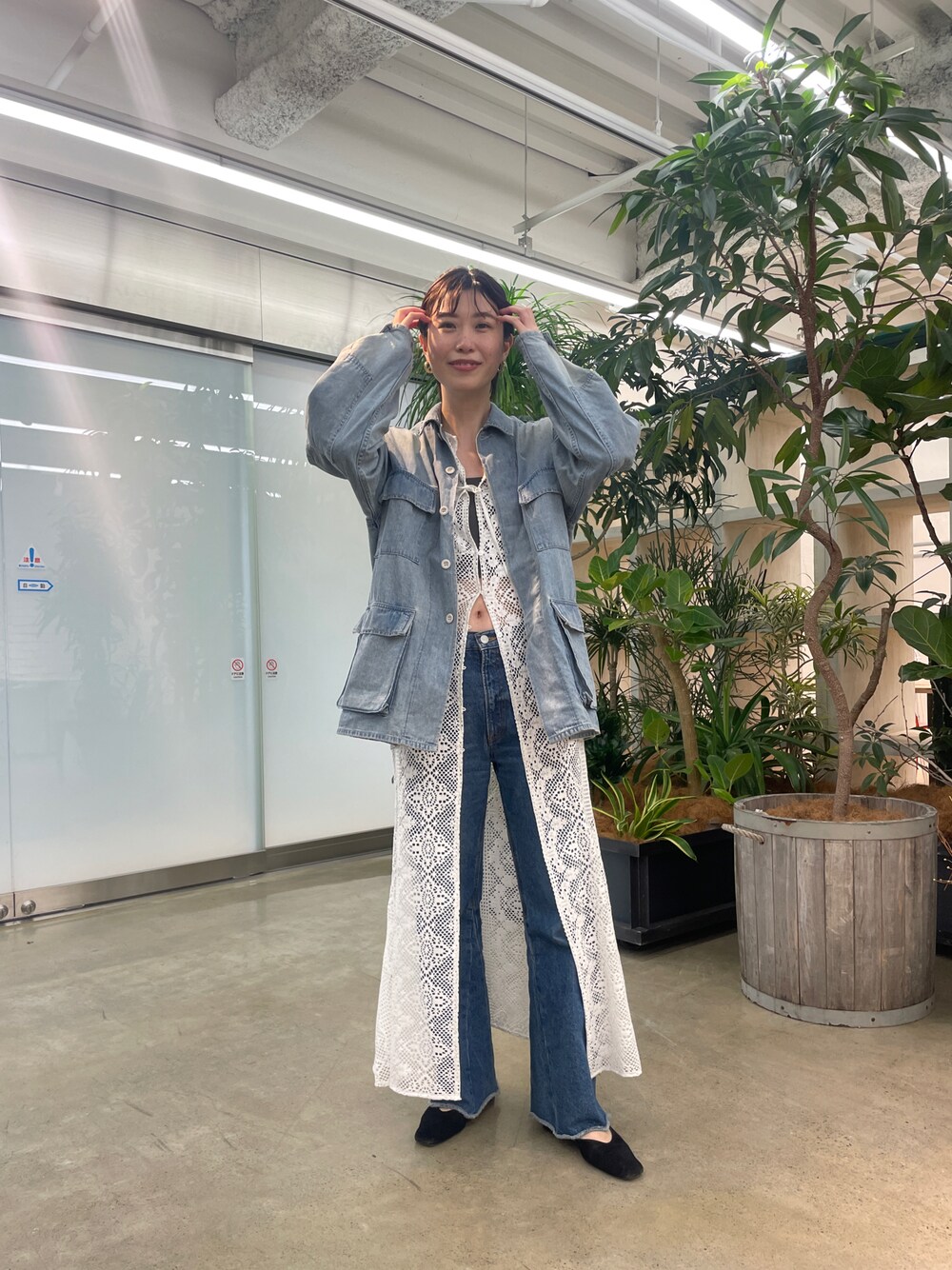 「春服コーデ、オトナ女子、カジュアルコーデ、休日スタイル、オトナカジュアル、ワンピーススタイル、デニムジャケット、高身長女子、オーバーサイズ、レースワンピース、デニム、骨格ウェーブ、30代コーデ」｜「mysticのai no de kojimaフレア（デニムパンツ、ブルー系）」を使った、イワサキ カオリさん（レディース・167cm）の春コーディネートの1枚目の写真