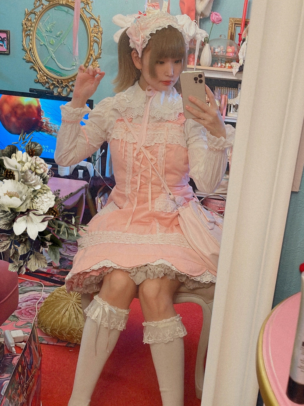 ホワイト系のシャツ/ブラウス、ピンク系のジャンパースカート、ピンク系のバッグを着用したレディースの秋コーディネートの1枚目の写真