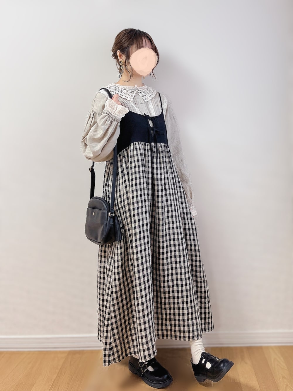 ベージュ系のシャツ/ブラウス、ブラック系のワンピース/ドレス、ブラック系のドレスシューズを着用したレディースの春コーディネートの1枚目の写真