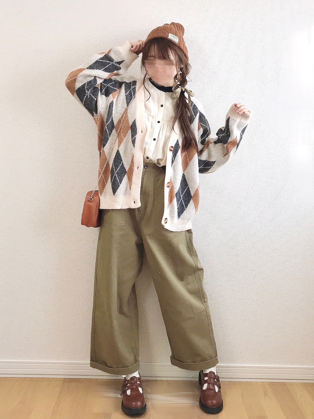 ããŒãžã¥ç³»ã®ã·ã£ã/ãã©ãŠã¹ãã€ãšããŒç³»ã®ã«ãŒãã£ã¬ã³/ãã¬ããã°ãªãŒã³ç³»ã®ãã®ä»ãã³ããççšããã¬ãã£ãŒã¹ã®å¬ã³ãŒãã£ããŒãã®1æç®ã®åç