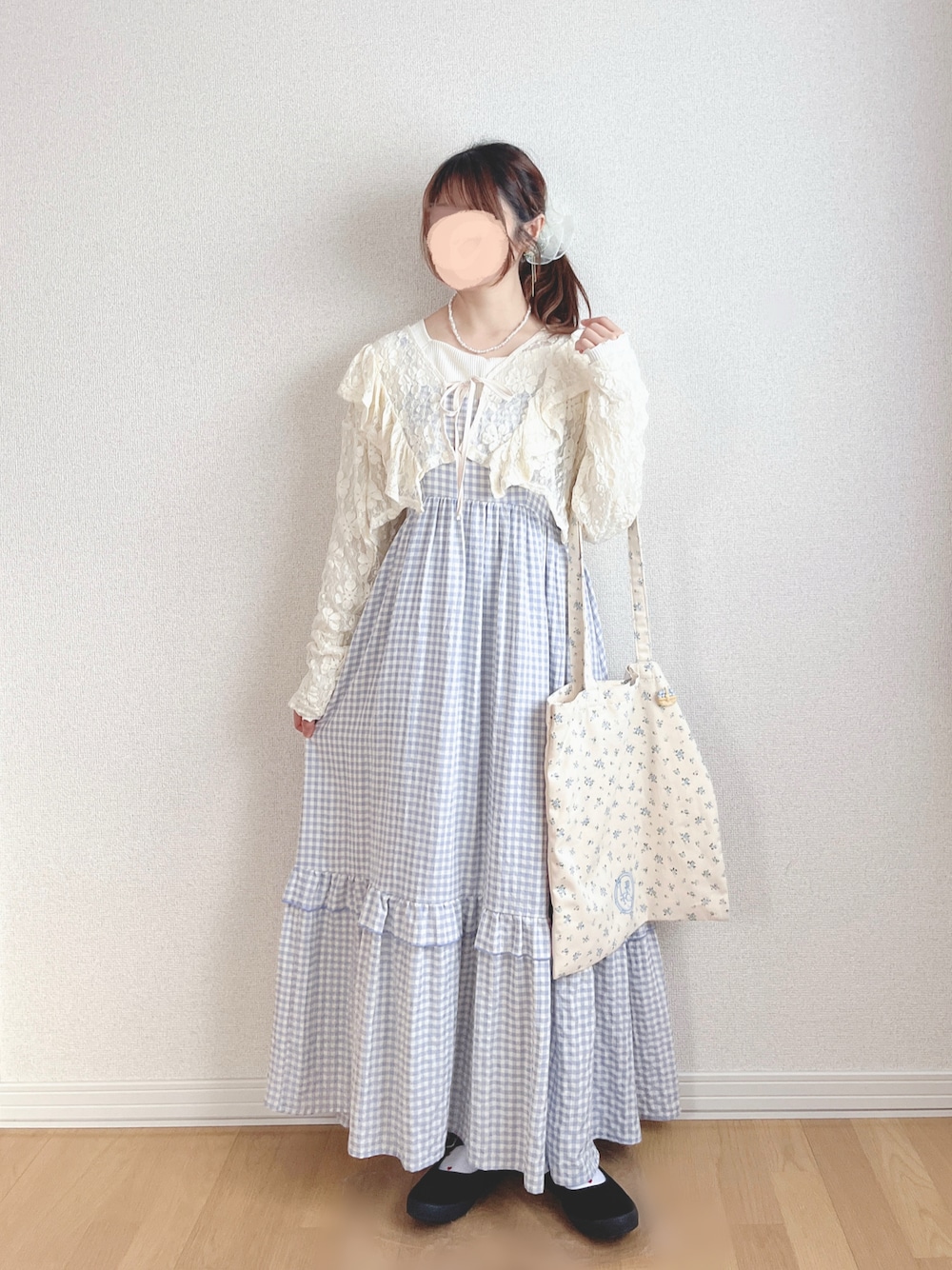 その他のトートバッグ、ホワイト系のカーディガン/ボレロ、ホワイト系のTシャツ/カットソーを着用したレディースの夏コーディネートの1枚目の写真