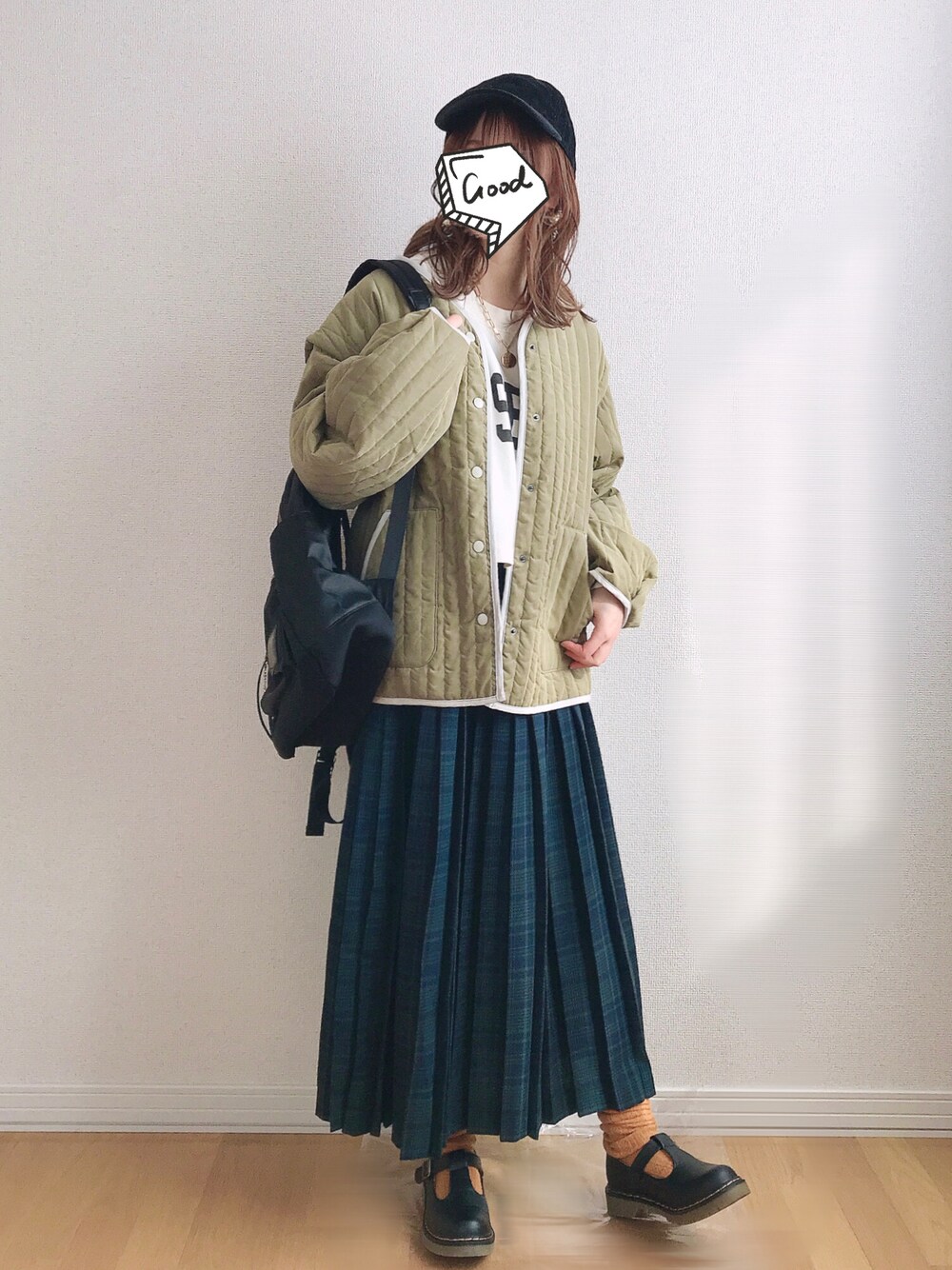 グリーン系のジャケット/アウター、ブルー系のスカート、ホワイト系のスウェットを着用したレディースの冬コーディネートの1枚目の写真