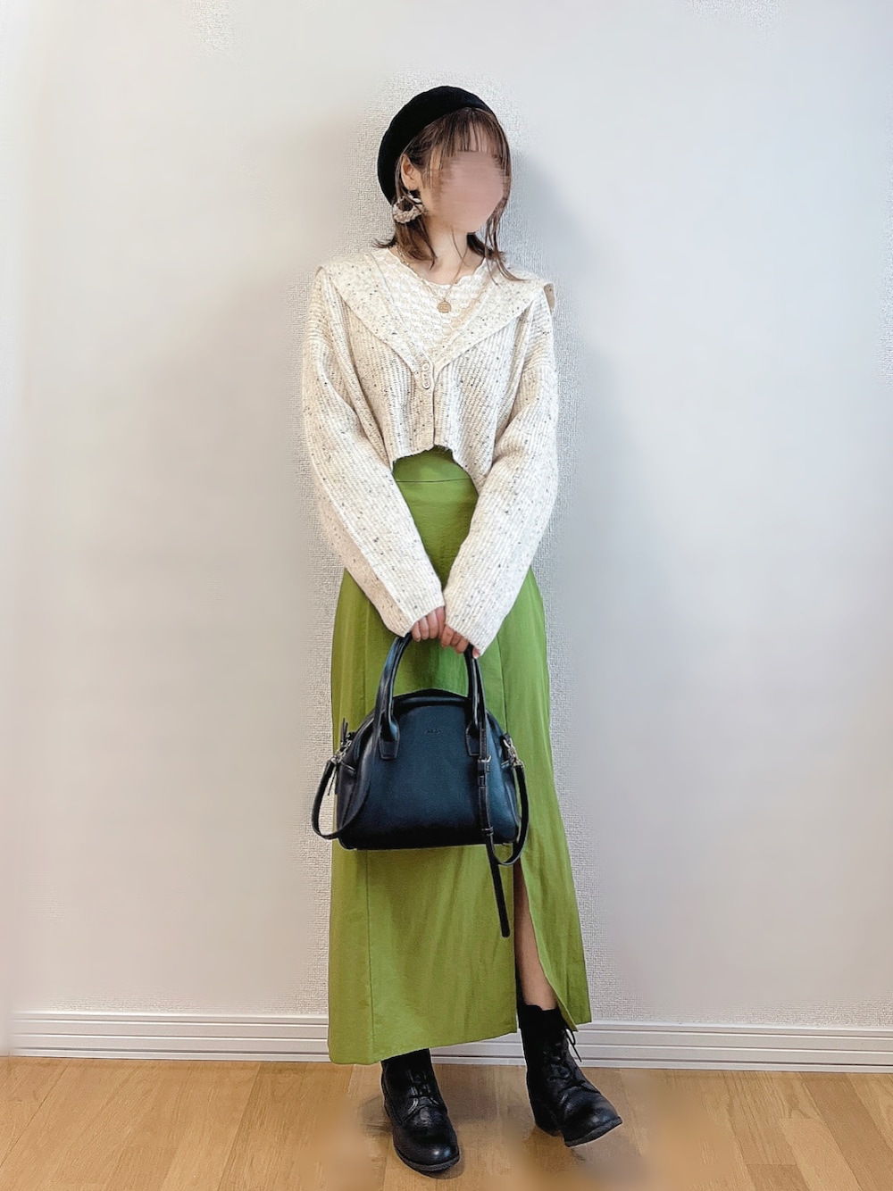 ホワイト系のカーディガン/ボレロ、ホワイト系のTシャツ/カットソー、グリーン系のスカートを着用したレディースの秋コーディネートの1枚目の写真
