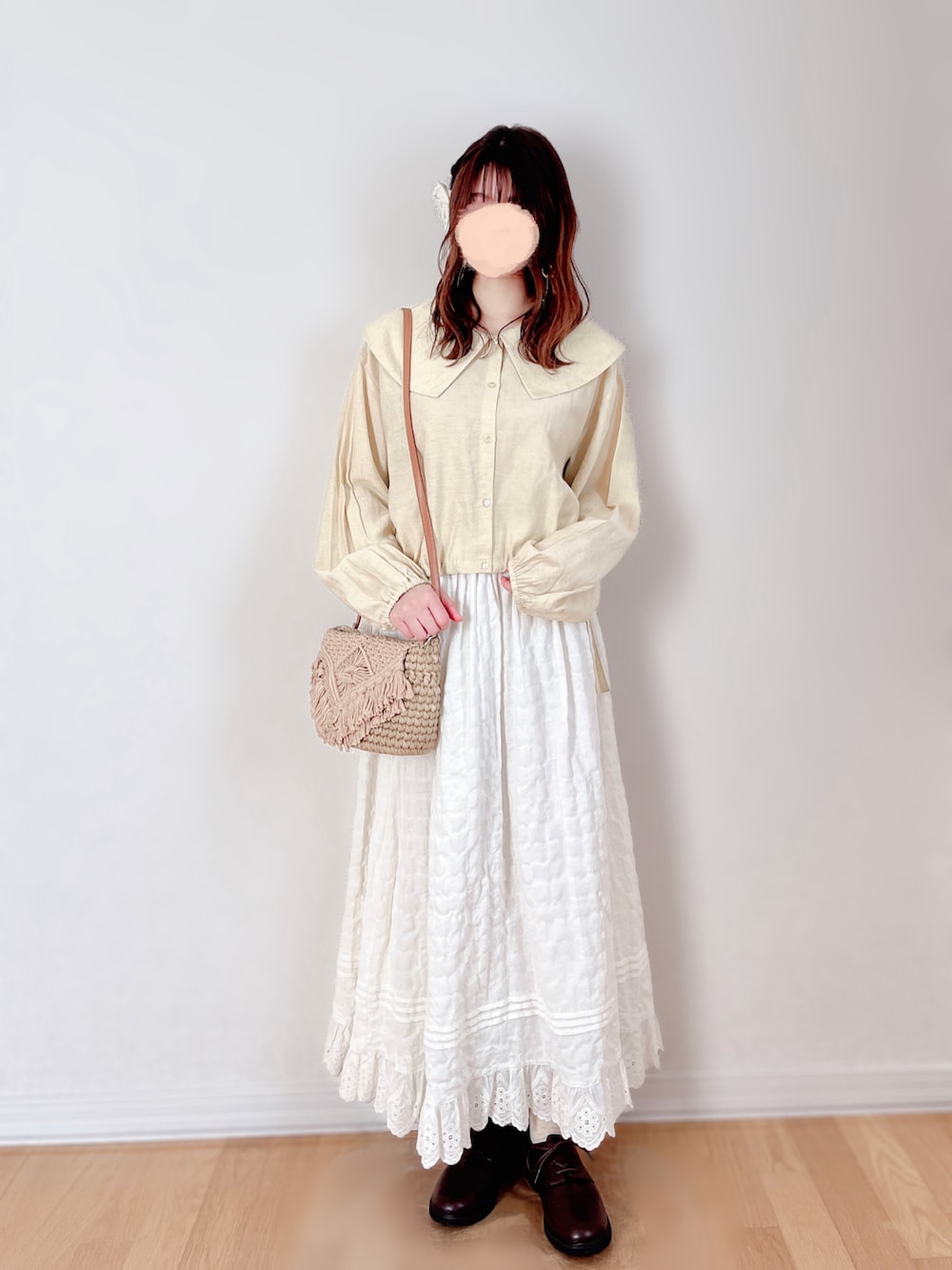 イエロー系のシャツ/ブラウス、ホワイト系のスカート、ブラウン系のドレスシューズを着用したレディースの春コーディネートの1枚目の写真