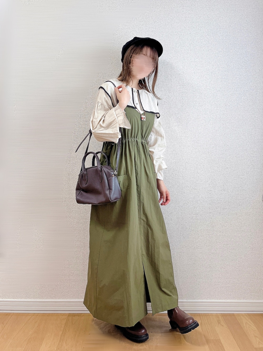 グリーン系のワンピース、ホワイト系のシャツ/ブラウス、ブラウン系のトートバッグを着用したレディースの秋コーディネートの1枚目の写真