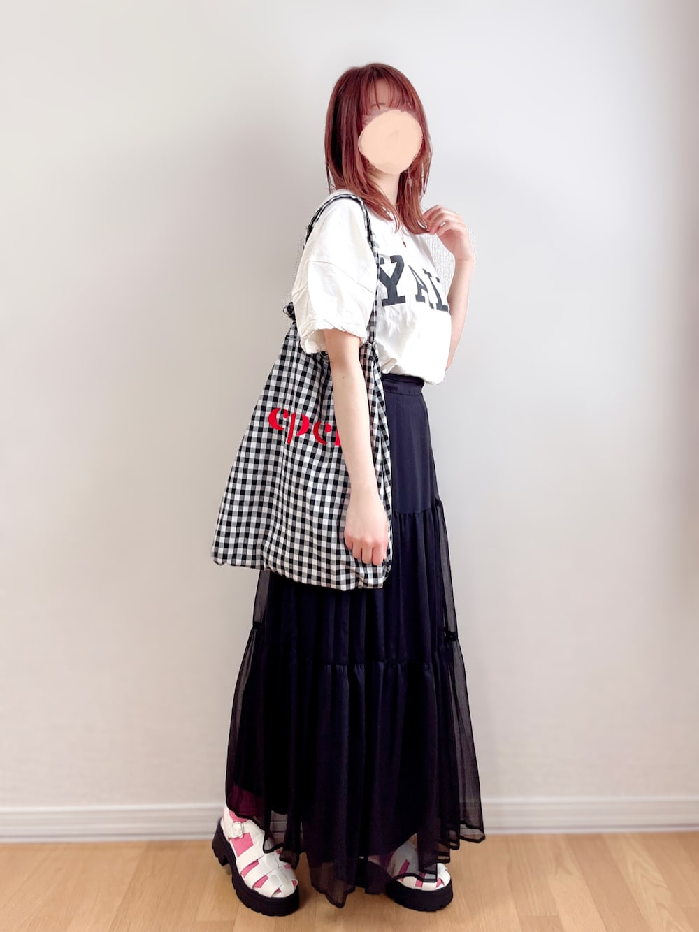 ホワイト系のTシャツ/カットソー、ブラック系のスカート、ブラック系のトートバッグを着用したレディースの夏コーディネートの1枚目の写真