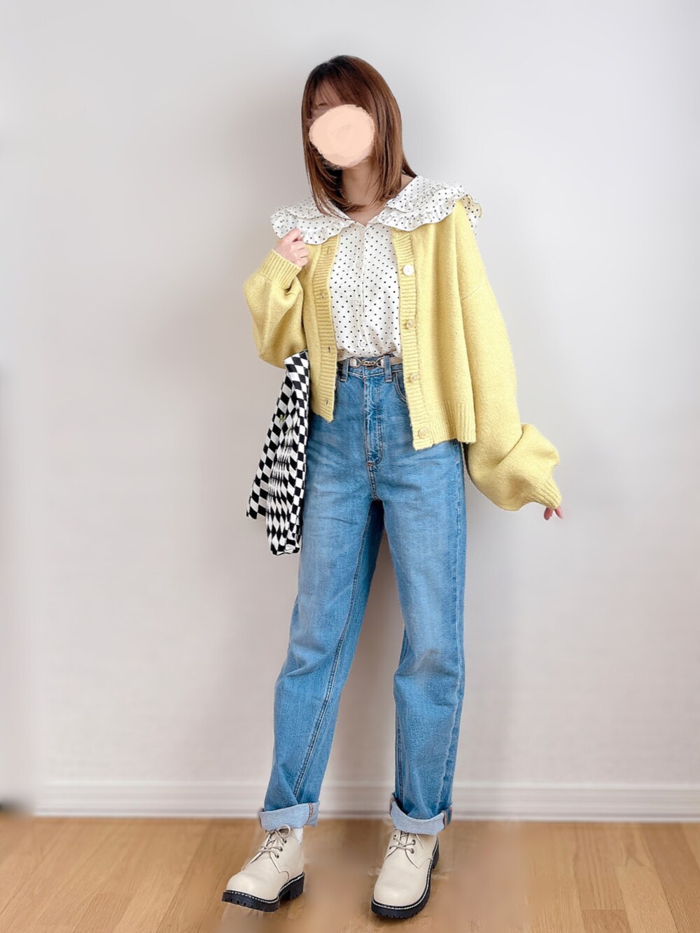 ホワイト系のシャツ/ブラウス、イエロー系のカーディガン/ボレロ、その他のトートバッグを着用したレディースの春コーディネートの1枚目の写真