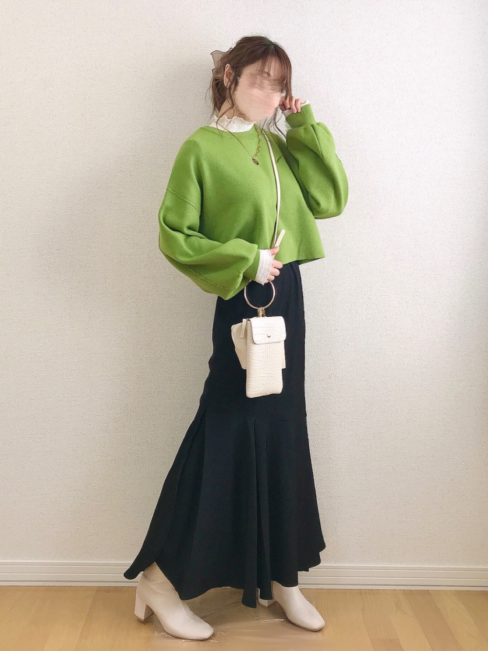 ã°ãªãŒã³ç³»ã®ããã/ã»ãŒã¿ãŒããã¯ã€ãç³»ã®Tã·ã£ã/ã«ãããœãŒããã©ãã¯ç³»ã®ã¹ã«ãŒããççšããã¬ãã£ãŒã¹ã®å¬ã³ãŒãã£ããŒãã®1æç®ã®åç