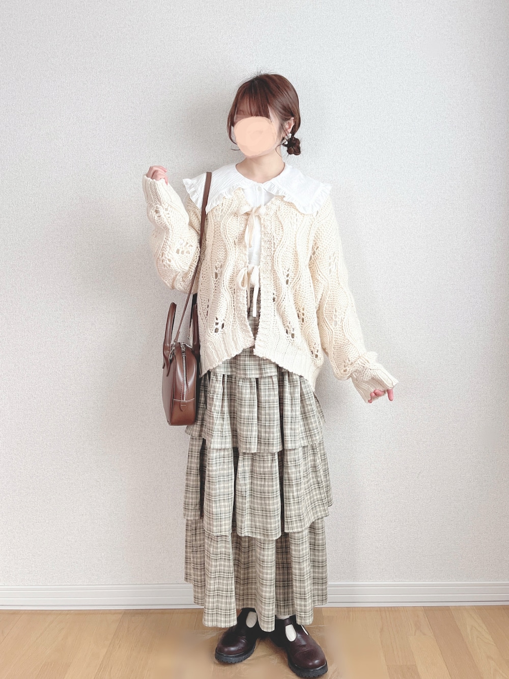 ホワイト系のカーディガン/ボレロ、グリーン系のスカート、ホワイト系のシャツ/ブラウスを着用したレディースの春コーディネートの1枚目の写真