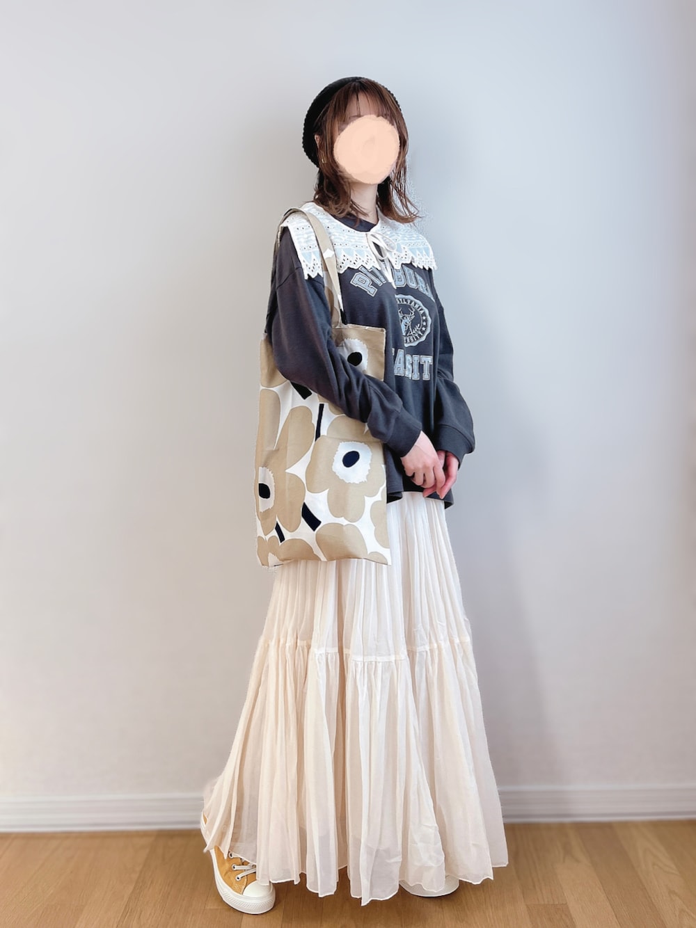 「休日スタイル、お出かけコーデ、オトナカワイイ、シアー、ティアードスカート、ロゴスウェット、ロゴT、つけ襟、コンバース、モノトーン、モノトーンコーデ、マリメッコ、サマンサ モスモス(Samansa Mos2)、カジュアルコーデ、白スカート」｜「earth music&ecologyのランダムプリーツボリュームスカート（スカート、ホワイト系）」を使った、𝚊𝚛𝚒𝚗𝚊ᙏ̤̫͚.* 𖥧⚘さん（レディース・152cm）の春コーディネートの1枚目の写真
