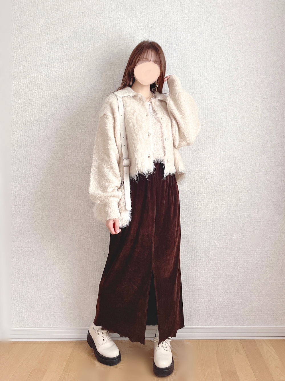 ホワイト系のカーディガン/ボレロ、ホワイト系のキャミソール、ブラウン系のスカートを着用したレディースの冬コーディネートの1枚目の写真