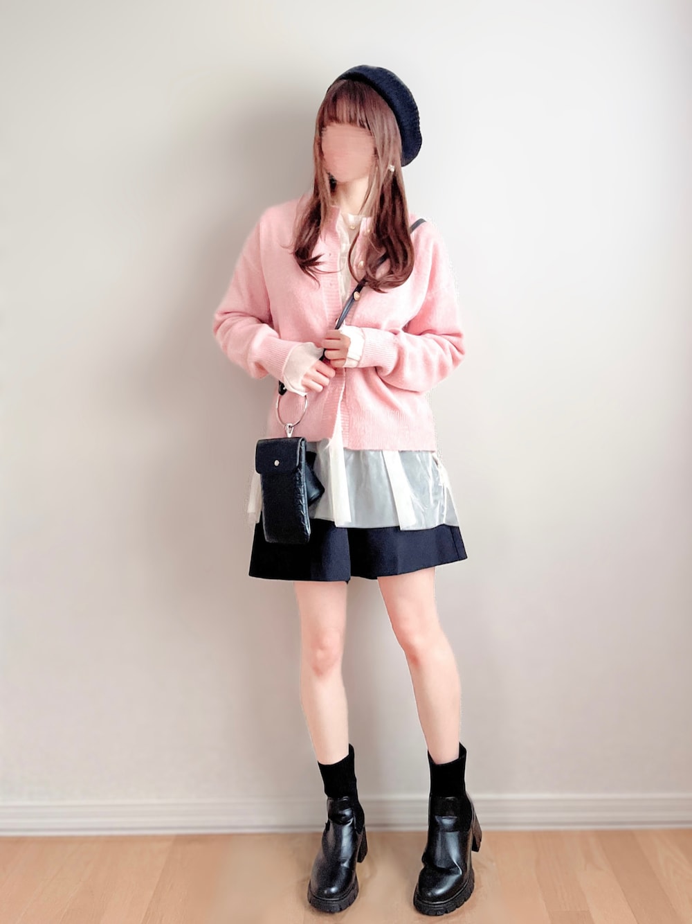 ピンク系のカーディガン/ボレロ、ホワイト系のTシャツ/カットソー、ブラック系のその他パンツを着用したレディースの秋コーディネートの1枚目の写真