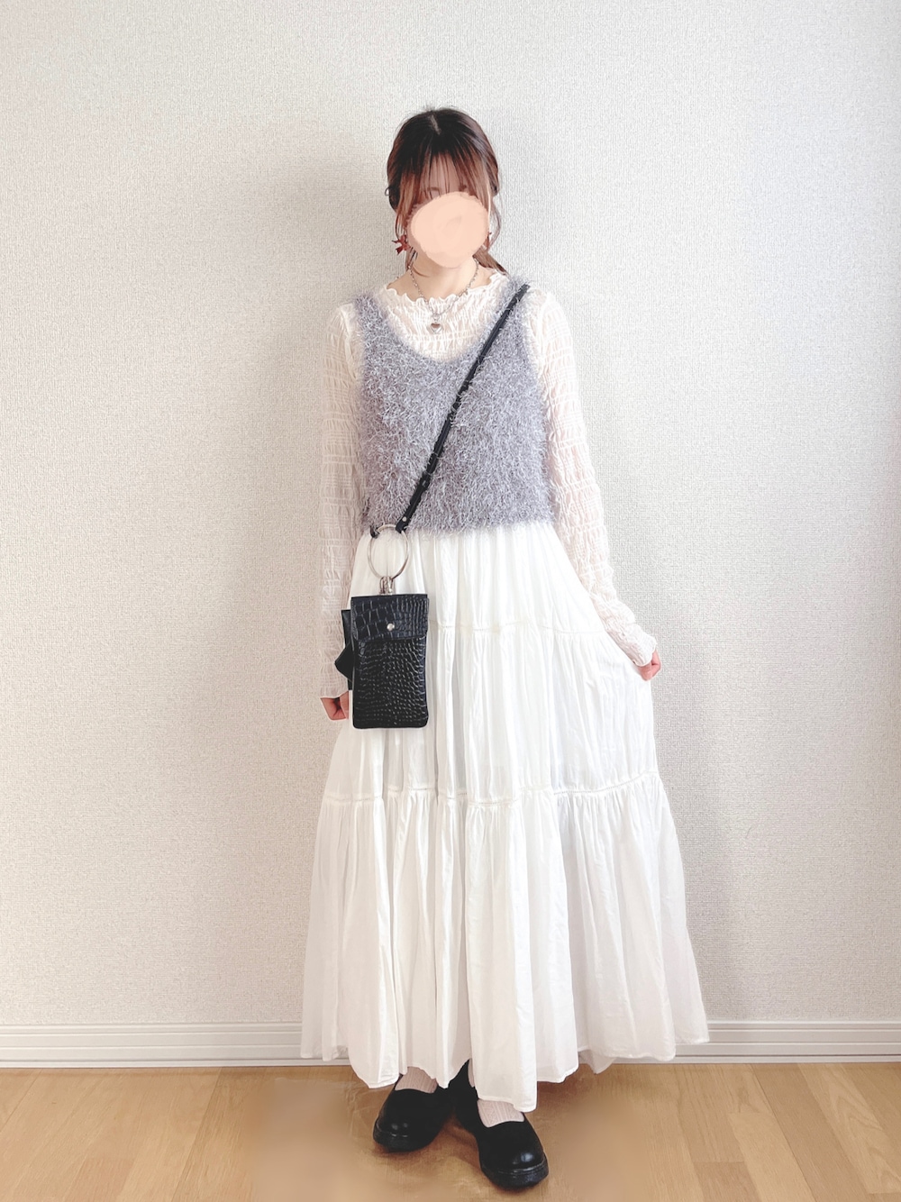 グレー系のキャミソール、ホワイト系のワンピース、ブラック系のシャツ/ブラウスを着用したレディースの秋コーディネートの1枚目の写真