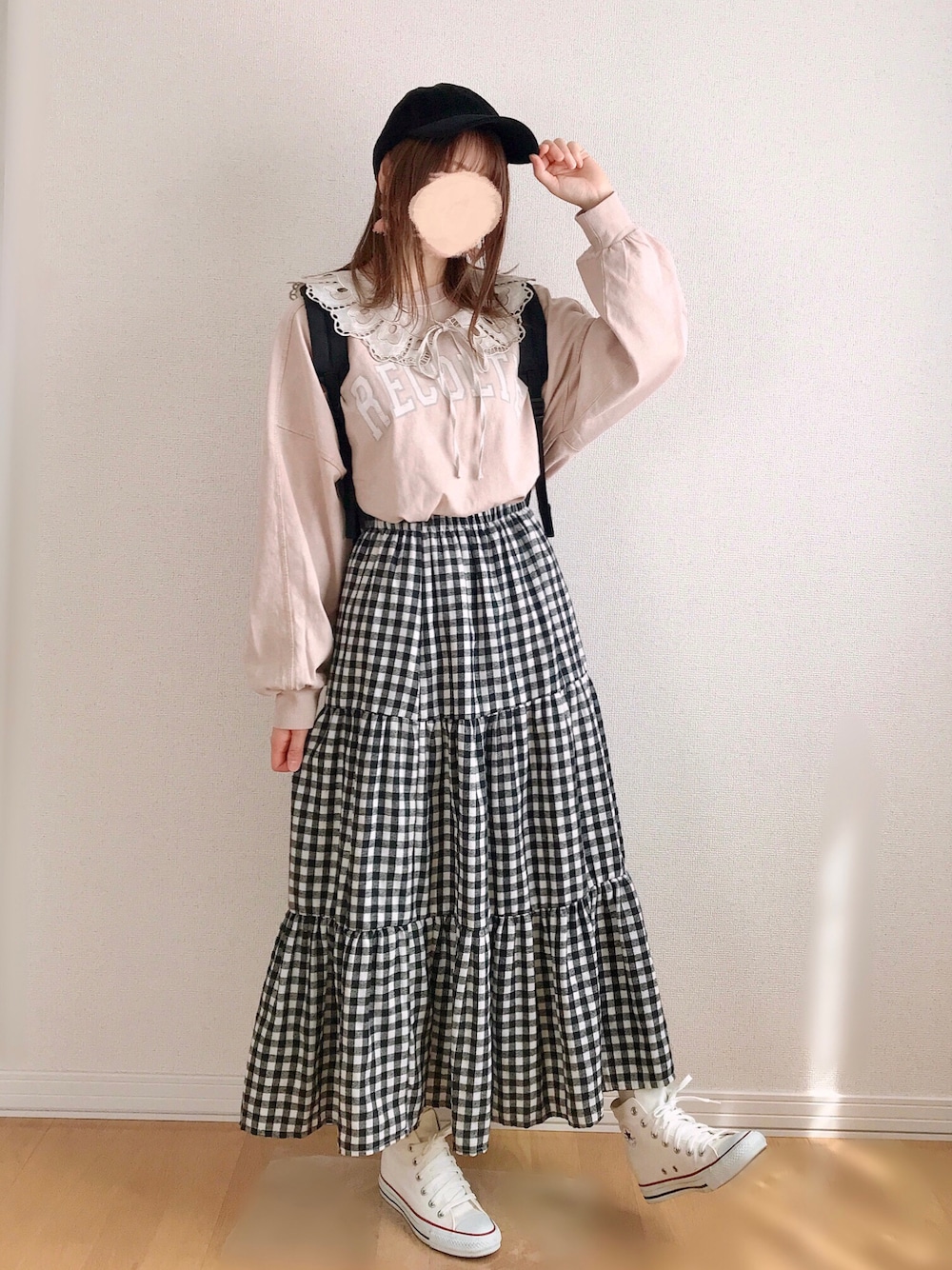 ピンク系のスウェット、ベージュ系のスカート、ホワイト系のスニーカーを着用したレディースの春コーディネートの1枚目の写真