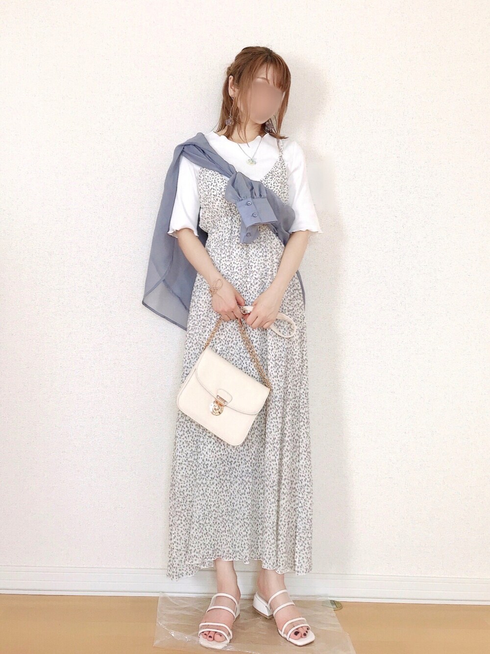 ホワイト系のワンピース、ホワイト系のバッグ、ベージュ系のサンダルを着用したレディースの夏コーディネートの1枚目の写真