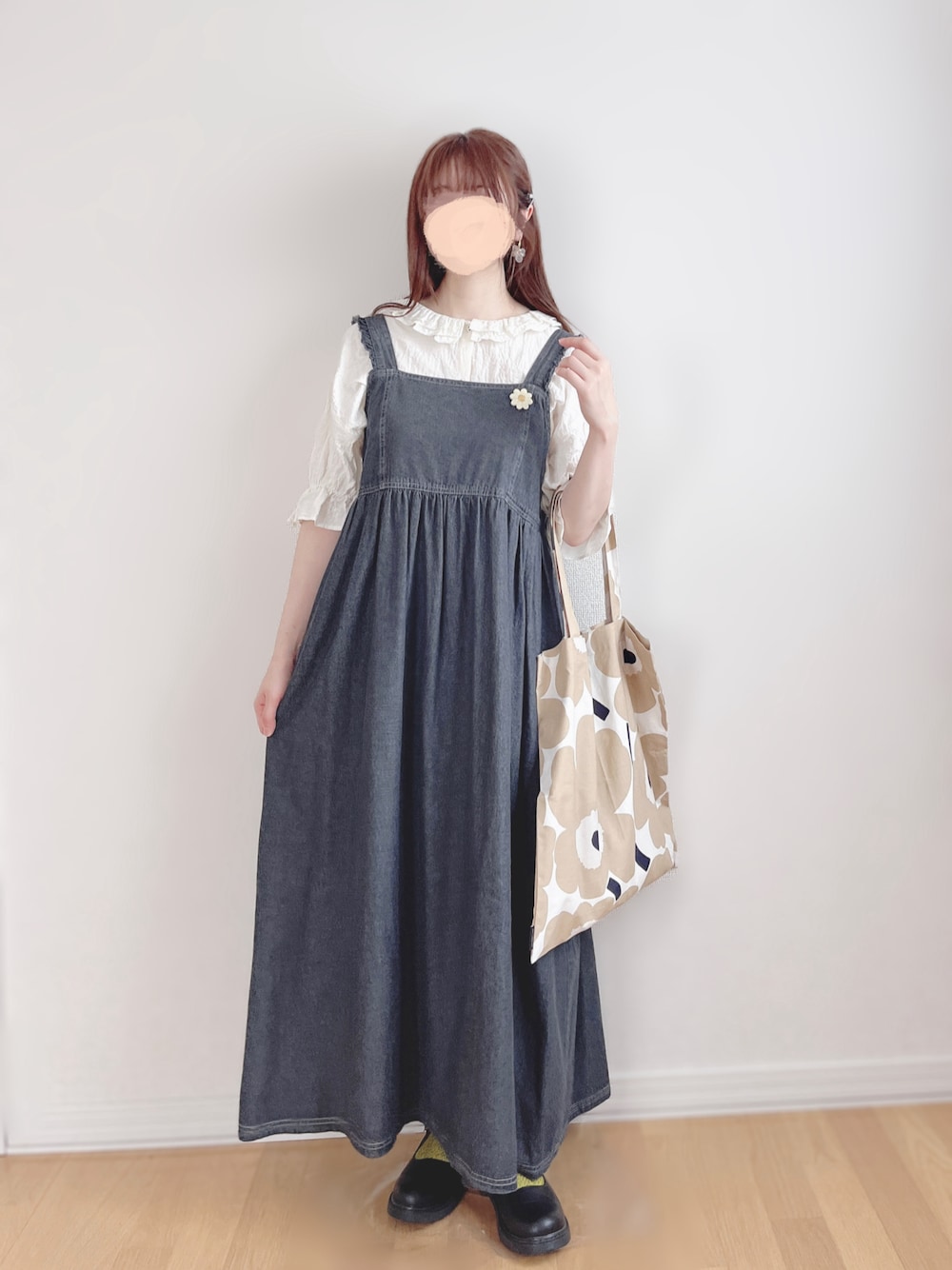 ホワイト系のシャツ/ブラウス、ブラック系のワンピース、ベージュ系のトートバッグを着用したレディースの夏コーディネートの1枚目の写真