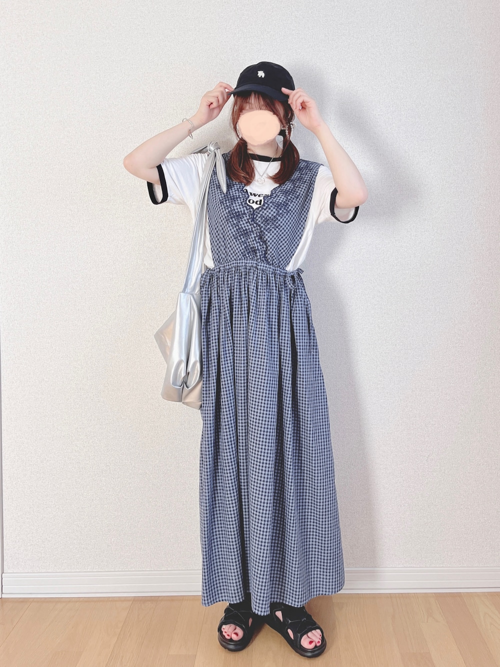 「お出かけコーデ、夏コーデ、秋服準備はじめました、ギンガムチェック、ギンガムチェックワンピース、ワンピース、スポーツミックス、スポーツmix、カジュアルコーデ、カジュアル、カジュアルガーリー、キャップ、スポーツサンダル、ブルーコーデ、チェック」｜「Samansa Mos2の【Sサイズ WEB限定】綿麻スカラップノースリーブワンピース（ワンピース、ブルー系）」を使った、𝚊𝚛𝚒𝚗𝚊ᙏ̤̫͚.* 𖥧⚘さん（レディース・152cm）の秋コーディネートの1枚目の写真