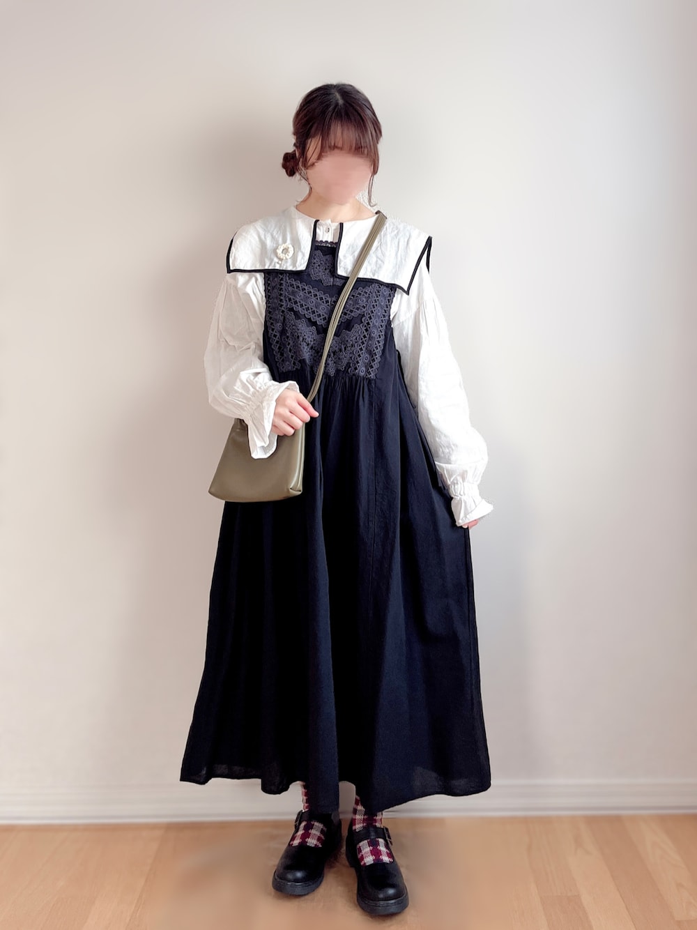 グリーン系のショルダーバッグ、ホワイト系のブローチ/コサージュを着用したレディースの秋コーディネートの1枚目の写真