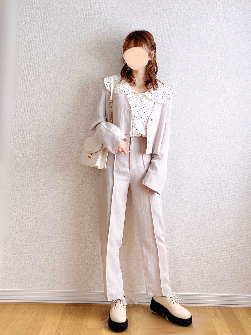 ã°ã¬ãŒç³»ã®ã»ããã¢ããããã¯ã€ãç³»ã®ã·ã£ã/ãã©ãŠã¹ããã¯ã€ãç³»ã®ãã¬ã¹ã·ã¥ãŒãºãççšããã¬ãã£ãŒã¹ã®å€ã³ãŒãã£ããŒãã®1æç®ã®åç