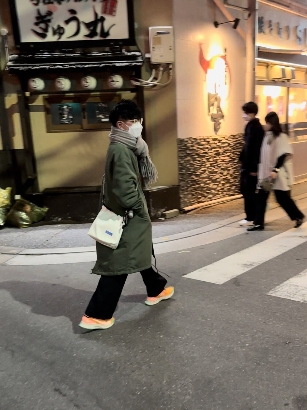 「スニーカーコーデ、スラックス、低身長コーデ、冬、ミリタリー、服とコスメでなりたい自分に、マフラーぐるぐる、カーキ、ゆるコーデ、秋冬コーデ、休日スタイル、お洒落さんとつながりたい、ロングコート」｜「その他セレクトのアイテム（ミリタリージャケット、グリーン系）」を使った、tashikunさん（メンズ・163cm）の冬コーディネートの1枚目の写真