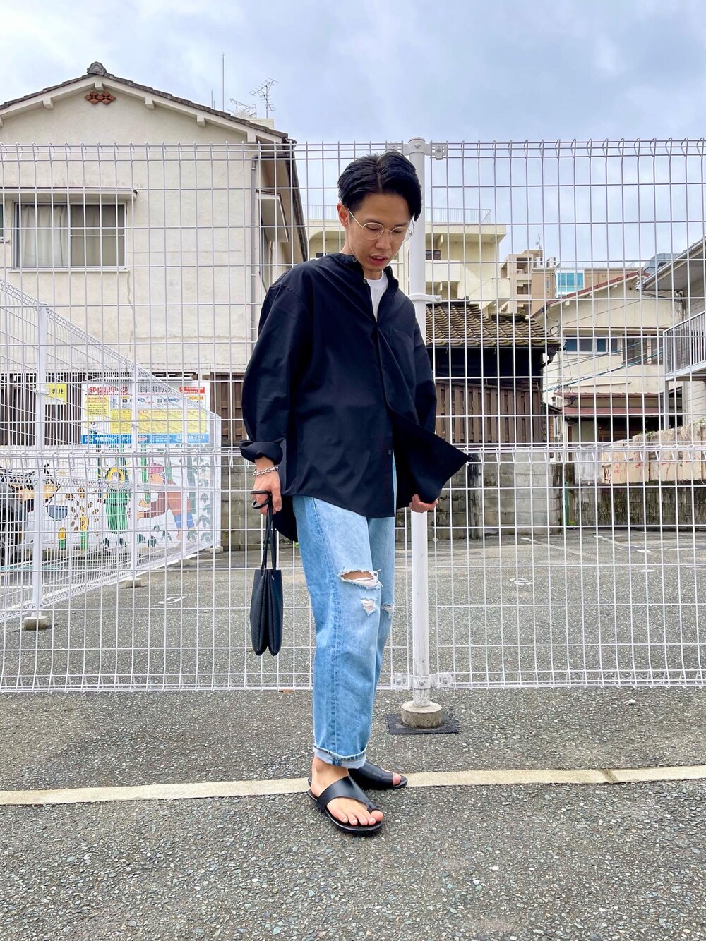 「ラフ、メンズコーデ、デニムコーデ、低身長コーデ、シンプル、リラックススタイル、サンダル、デニムっていいよね、シャツスタイル、モノトーン、ブラック、プチプラコーデ、プチプラ、おしゃれさんと繋がりたい、ユニクロ」｜「GUのアイテム（シャツ/ブラウス、ブラック系）」を使った、tashikunさん（メンズ・163cm）の夏コーディネートの1枚目の写真