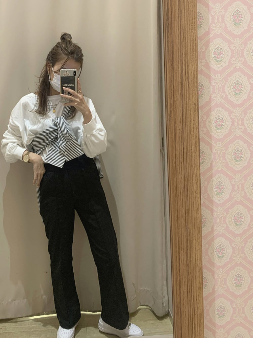 「カジュアル、モノトーン、ロンT、ootd、シンプルコーデ、シャツスタイル、アースミュージック＆エコロジー、たすき掛け、秋コーデ、秋トレンド2021」｜「earth music&ecologyのThe small step ロンT ＊（Tシャツ/カットソー、ホワイト系）」を使った、nanase.さん（レディース・156cm）の秋コーディネートの1枚目の写真