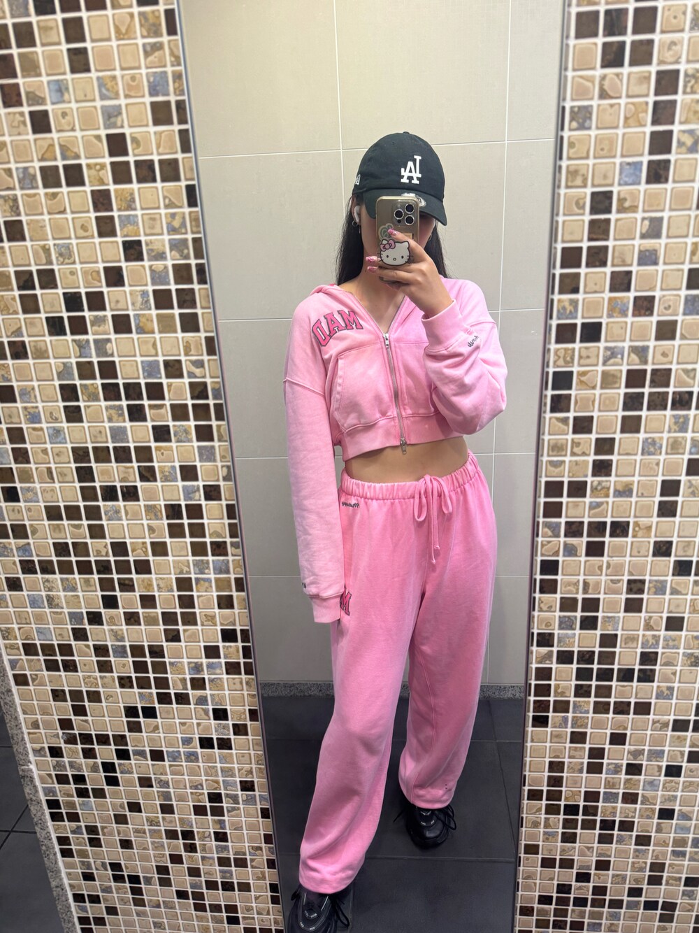 パーカー（ピンク系）を使った「セットアップ」の人気ファッション